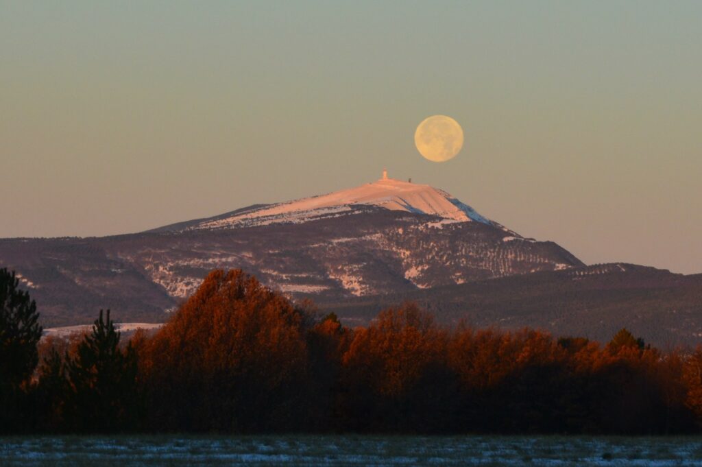 le ventoux vu de Revest du Bion : lever de soleil et coucher de lune